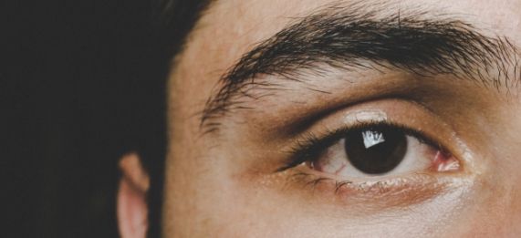 cofca frotarse los ojos