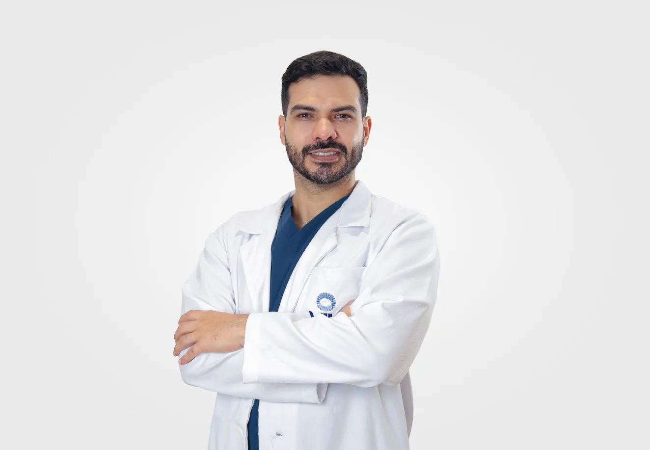 Dr. Carlos Esteban Vélez, oftalmólogo de VIU especialista en retina y vítreo