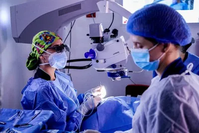 Cirugía oftalmológica en curso en el quirófano de VIU
